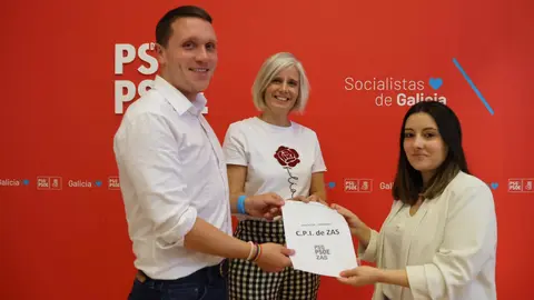 Aitor Bouza Patricia Iglesias e Sheila Blanco co CEP Zas copia