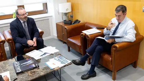 Alcalde de Malpica co Conselleiro de Educacion