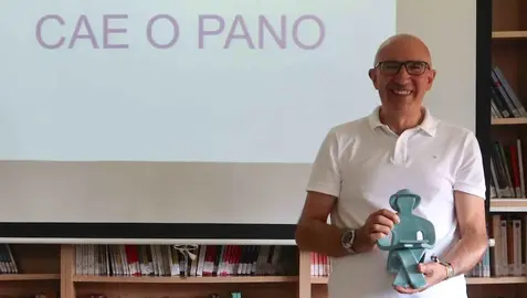 Ricardo Vigueter coa sua obra sobre Teatro Badius