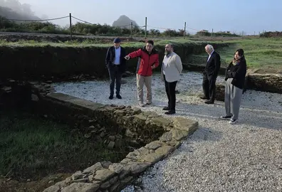 Lino Gorgoso explicando a Pedra da Arca de Brandomil