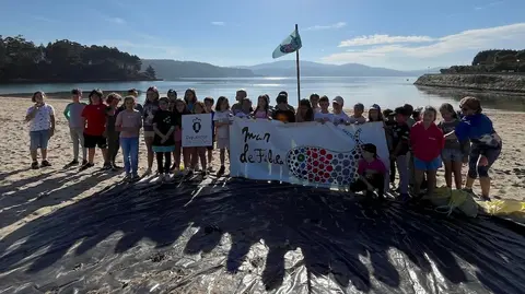 Limpeza de Mar de Fabula coa rapazada do CEIP Areal Camarinas