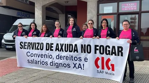 2025-10-23_Concentracion_traballadoras SAF Muxia_2 copia