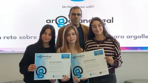 Oscar Rey Calo co alumnado do iES de Baio recollendo p premio Argallando