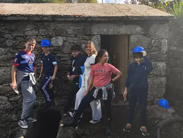 ALumnado do CEIP Praia de Quenxe nos seus muinos
