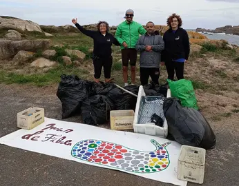 Limpeza de Mar de Fabula nos Coidos de Santa marina Camarinas