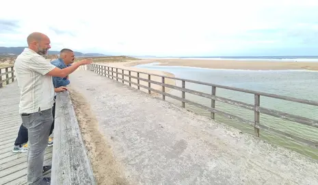 Daniel Pérez e Miguel Vales en Baldaio pouco despois do peche da lagoa