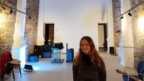 Isolda Comesaña na Capela do Pilar de Corcubion nunha residencia artistica 2