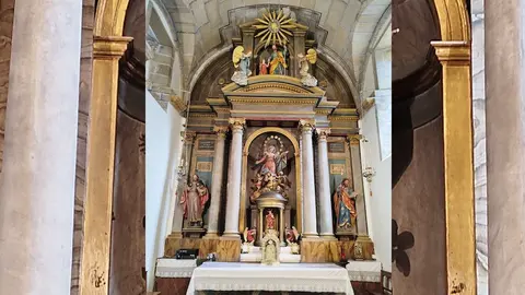  foto do actual retablo da igrexa de Rus, onde foi sepultada Antonia Rodríguez da Rama, esposa do pintor Ignacio Tiburcio Freire