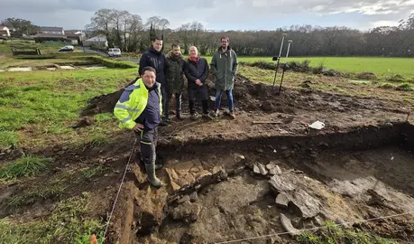Ilustración 1 Membros do INCIPIT-CSIC visitando as escavacións arqueolóxicas en Brandomil