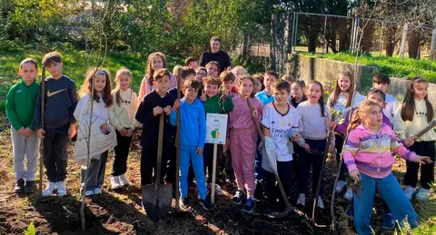 Rapaces de Muros plantando Maceiras no Camino