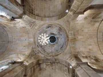 Fotografía en plano nadir da cúpula e das bóvedas da igrexa de Rus, en Carballo