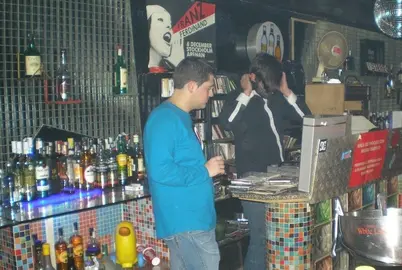 Pablo Fraga picadiscos residente e Quique Fábrica  pinchando no 2006 no PUb Stereo da laracha