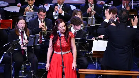 Gemma Roman coa banda de musica de Cee-Foto-VH