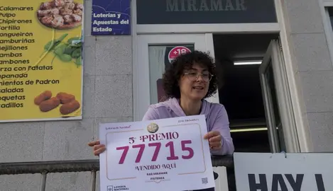 Claudia canosa no Bar Miramar coa Loteria-Foto-Dario Gomez