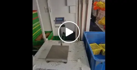 Pesando un kilo de zucre no mar