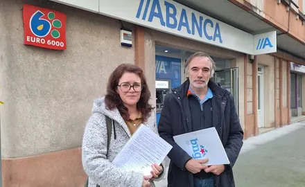 Lorena Suarez e Bernxamin Queiro diante da oficina de Abanca