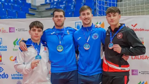 Alex Felpeto segundo pola dereita coa medalla de bronce na Liga Nacional de Karate