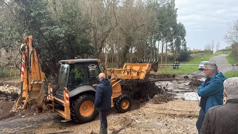 Traballos na estrada de Leiloio AVINO Rotura da mina de Monte Neme