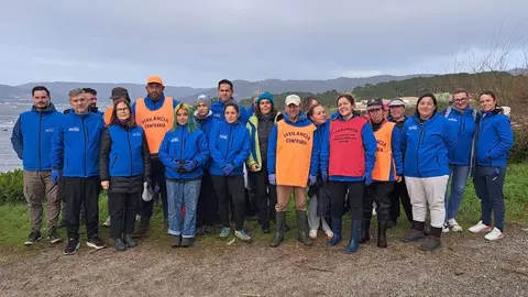 Grupo voluntariado na limpeza Placton coas Mariscadoras de Muros