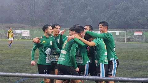 O SD Fisterra celebrando a vitoria en Ara Solis