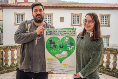 Mario Martínez Lago, concelleiro de Servizos Sociais coa alcaldesa Maria Lago co Banco material de Muros