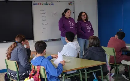 Patri e Merche de Sonlila no cole de Carnota