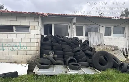 vertido de neumaticos en Santa Comba