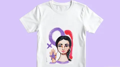 Camisetas do 8M de Buserana coa imaxe de Viki Rivadulla