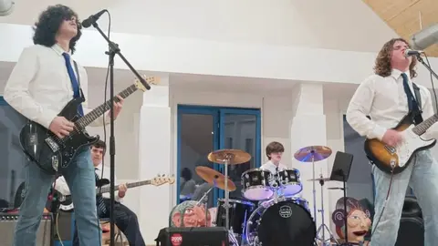 Dosis Letal tocando en Fisterra