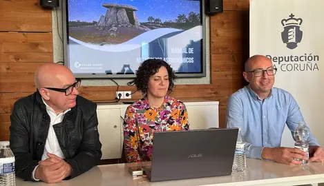 Xos&eacute; Regueira, Ada Gonz&aacute;lez e Jos&eacute; Mu&iacute;&ntilde;o na presentaci&oacute;n