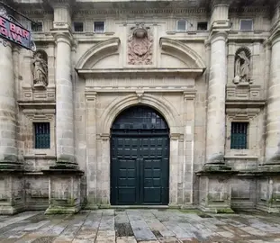 Porta de entrada ao mosteiro de Antealtares. Foto Luis Bermudez