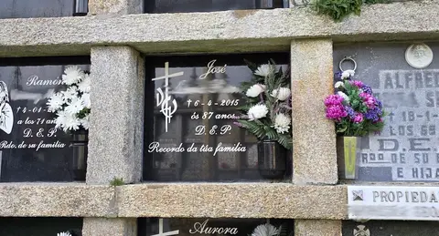 Lapida en galego no cemiterio da Canduas-Cabana cuio panteon esta integramente en galego