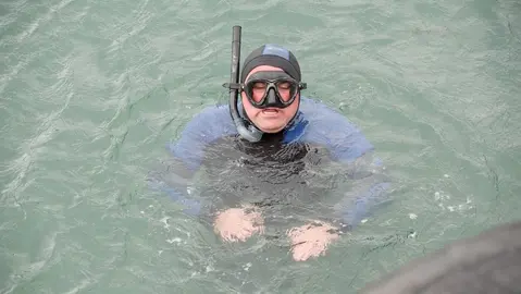 Mergullador na limpeza do fondo do porto de Camelle-Foto-Xurxo Rod