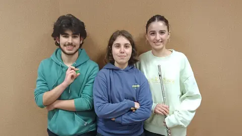 Mateo Clara e Helena son Maraxe o dia do seu debut en Fisterra