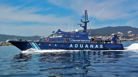 embarcacación Rodman 101 semellante a nova base de Aduana de Cee