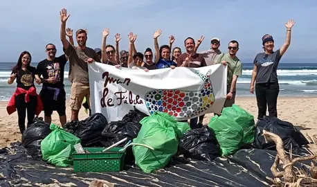 Mar de Fabula de impeza polos areais de Fisterra