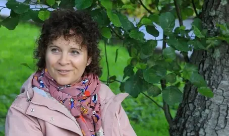 Lola Rontano na serie Rizoma falando da mina de ouro de Corcoesto