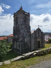 Imaxe da igrexa de Santa Baia de Castro, en Coristanco