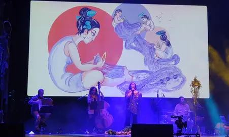 Uxia estreando Indomitas en Vigo coas ilustracion de Viki Rivadulla