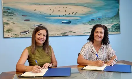 a Conselleira Maria Villaverde coa presidenta das mariscadoras do Anllons Ines Garcia