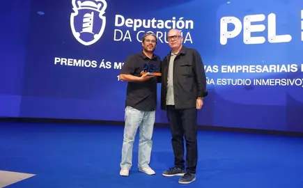 Ubaldo de Que pasa na costa con Xose Regueira recollendo o Premio PEL da Deputacion 