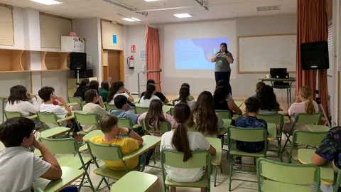 Vieiro dando unha charla escolar