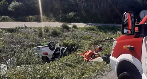 Accidente en Malpica-Foto-Bomnbeiros de Carballo