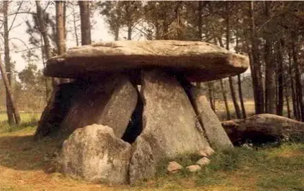 O dolmen de Dombate, previo a súa investigación arqueolóxica e posterior musealización