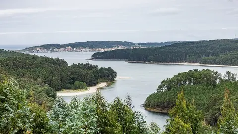 Vistas da desembocadura do rio Grande na ria de Camarinas dende o miradoiro Furna de Sapo