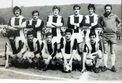 Tajes, Andrés, Barbazán, De la Torre, Salle, Manolo; Alejandro, Carballo, Palazón, Eduardo, Tuto (arquivo do Outes F. C.)