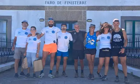 Dani Rodriguez no Faro Fisterra tras facer o UltraTrail Camino dos Faros coa familia de amigos e ASFEGA