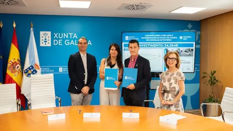 A conselleira de Vivenda e Planificaci&oacute;n de Infraestruturas, Mar&iacute;a Mart&iacute;nez Allegue, xunto &aacute; directora xeral de Urbanismo, Encarnaci&oacute;n Rivas, asina co alcalde de Fisterra, Lu&iacute;s &Iacute;nsua, a colaboraci&oacute;n para executar obras no municipio marco do plan Hurbe.