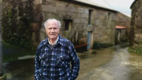 Pepe do Fieiro diante da casa na que naceu no Ezaro