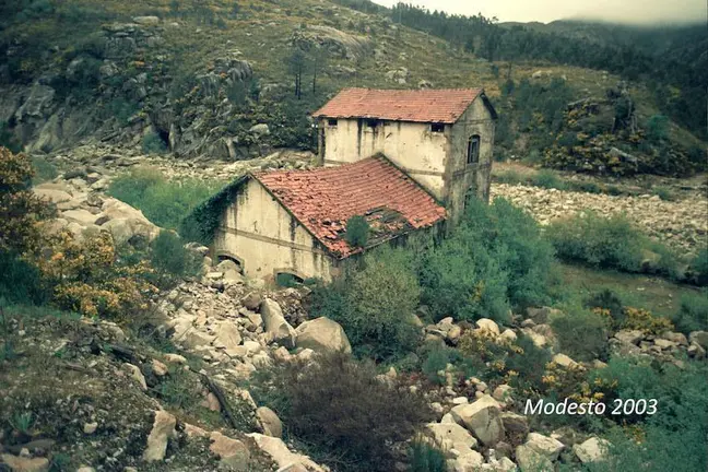 Restos da Central del Jallas en 2003-Foto: Modesto Garc&iacute;a Quint&aacute;ns